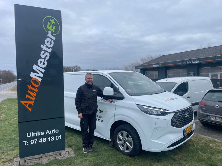 Indehaver Ulrik Rasmussen håber, at de nye, flotte skilte får flere til at svinge ind forbi hans værksted, selvom det ligger fem kilometer uden for byen