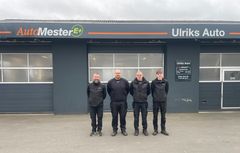 Ulriks Auto består (fra venstre) af indehaver Ulrik Rasmussen, mekaniker Henrik Christensen, servicemedarbejder Allan Dragsdal Nielsen og mekanikerlærling Mads Johansen.