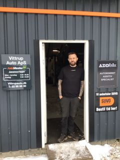 Christian Bostrup bor lige ved siden af Vittrup Auto for at få livet med to små børn til at gå op.