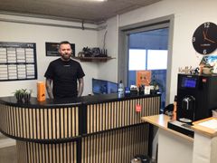 Christian Bostrup har skruet i maskiner siden barnsben - ligesom kammeraterne, der også er mekanikere i dag