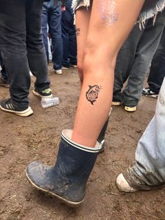 NEj tatovering på festivalgæst på festival