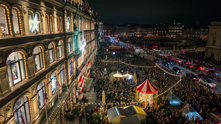 %C5bningen%20af%20julen%20i%20Magasin%20i%202025%20var%20stormagasinets%20st%F8rste%20i%20nyere%20tid.%20Malte%20Ebert%20sang%20julen%20ind%20fra%20balkonen%20og%20tusindvis%20af%20mennesker%20var%20m%F8dt%20op%20for%20at%20opleve%20den%20traditionsfyldte%20%E5bning.