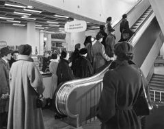 I 1952 gennemgik stormagasinet på Kongens Nytorv en omfattende ombygning og fik blandt andet installeret rulletrapper.