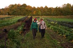 Billede fra besøg hos Holmgårds Grønt under Agroøkologisk Ungdomskaravane