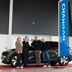 Fra venstre: Christa Günther (Direktør, N.O. Jensen), Nathalie Schiermer (Andersen Motors A/S), Søren Bohl (Adm. direktør, N.O. Jensen og Nicolai Højrup Jensen (Salgskonsulent, N.O. Jensen)