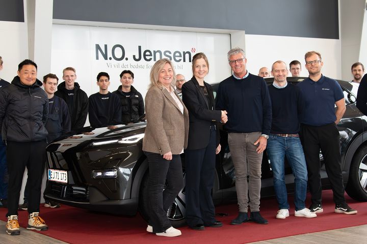 Nathalie Schiermer fra Andersen Motors byder adm. direktør Søren Bohl Nielsen og direktør Christa Günther fra N.O. Jensen velkommen som Changan Deepal-forhandler.