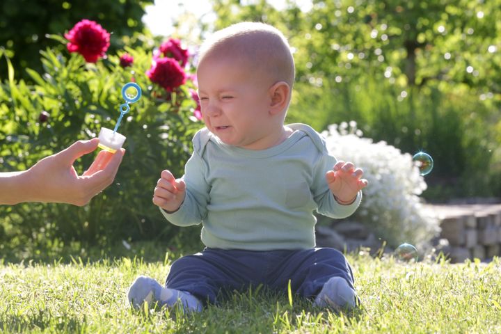 Babydreng leger med sæbebobler