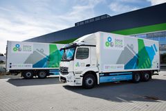 Dansk Retursystem A/S var de første i Danmark der satte eActros i fuld drift. Deres to eActros 300 har siden september 2022 kørt indsamling af returemballage på Sjælland med op til 300 km daglig kørsel.