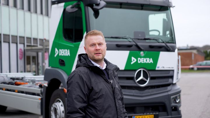 Jens Koustrup, Salgskonsulent hos Ejner Hessel i Vejle, foran eActros 300 til DEKRA