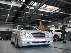 Stig Göte ved siden af sin sølvgrå Mercedes-Benz E 280 Avantgarde Executive gennem 25 år på værkstedet hos Ejner Hessel i Herning.