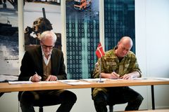 Salgsdirektør hos Ejner Hessel, Steen Hessel og Oberstløjtnant hos FMI, Uffe Geckler Pedersen underskriver officielt kontrakten hos FMI i Ballerup.