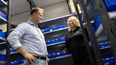 HR-chef Jesper Brahm sammen med Caroline Suaning Langdahl, som netop er startet som handelselev på reservedelslageret hos Ejner Hessel i Aarhus.