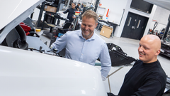 - Vi har forsøgt at skabe et levende område, der kan inspirere og engagere de besøgende, fortæller Jesper Brahm som her ses med nuværende lærling, Magnus Michael Nielsen, som det bl.a. bliver muligt at møde til Euroskills i Hal D.