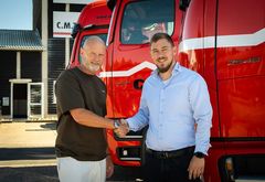 Malte Skinberg, Direktør hos CM Transport, og Michael Ottesen, værkfører hos Ejner Hessel i Aalborg, giver hinanden håndtryk på at aftalen er indgået og der i de kommende år skal leveres 53 Mercedes-Benz lastbiler til CM Transport.