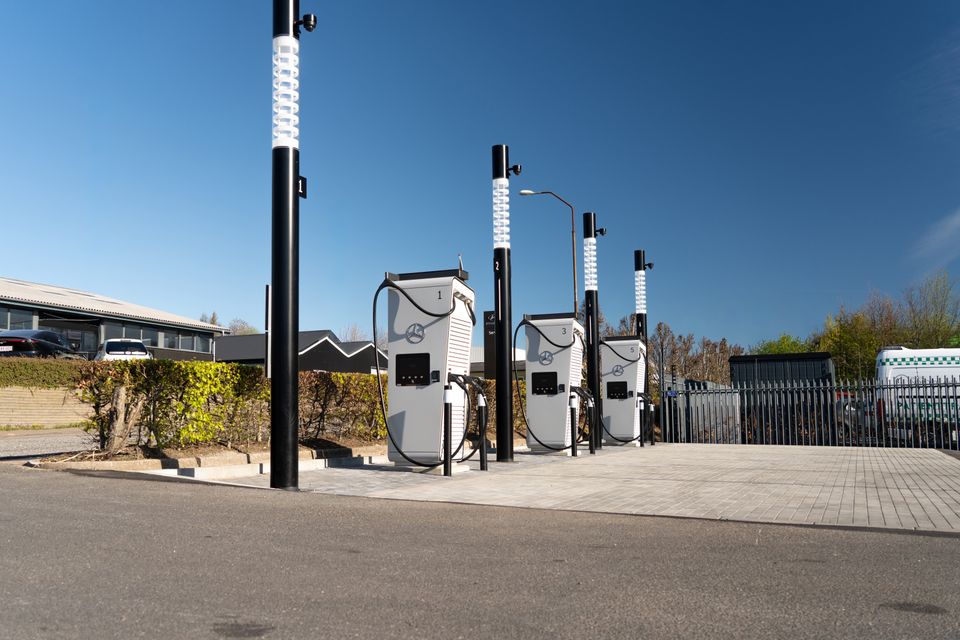 Første Mercedes-Benz Charging Hub hos forhandler er åbnet i Danmark i ...