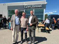 Fredag 8. maj blev der afholdt reception for Torben Frederik Pedersen, hvor Peder Hessel (tv) og HR-Chef, Jesper Brahm (th) begge deltog og holdt tale for 50'års jubilaren.
