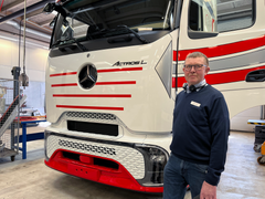 Torben Frederik Pedersen markerede den 10. maj sit imponerende 50-års jubilæum med Mercedes-Benz lastbiler. Gennem årtier hos Ejner Hessel har han været kendt for sin store faglighed, stærke relationer og passion for både kunder, kolleger og lærlinge.