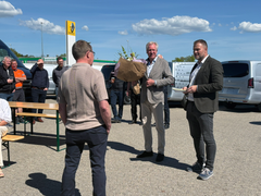 Fredag 8. maj blev der afholdt reception for Torben Frederik Pedersen, hvor Peder Hessel (tv) og HR-Chef, Jesper Brahm (th) begge deltog og holdt tale for 50'års jubilaren.