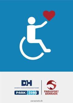 På billedet ses parapladsinitiativets logo. Logoet er en blå baggrund med et klassisk handicapsymbol med et rødt hjerte. Nederst på billedet er tre logoer (ParkZone, Danske Handicaporganisationer og Parasport Danmark). Under logoerne er et link til paraplads.dk