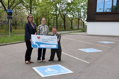 Initiativtager Marie-Louise Munter overrakte de første 100.000 kr til Parasport Danmarks formand, John Petersson. I midten ses Rising Star-atleten Agnes Hostrup Stærke.