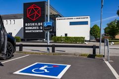 Hovedlogoet for Paraplads er på en af de 5 nye parapladser ved Roskilde Kongres- & Idrætscenter.