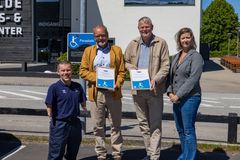 Fra venstre: John Petersson, formand, Parasport Danmark, René la Cour Sell, direktør, Roskilde Kongres- & Idrætscenter, borgmester Tomas Breddam, Roskilde Kommune og Marie-Louise Munter, Paraplads.