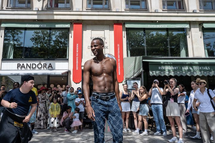 JJ Paulo indtog den verdenskendte gade Champs-Elysees med sine afrobeats.