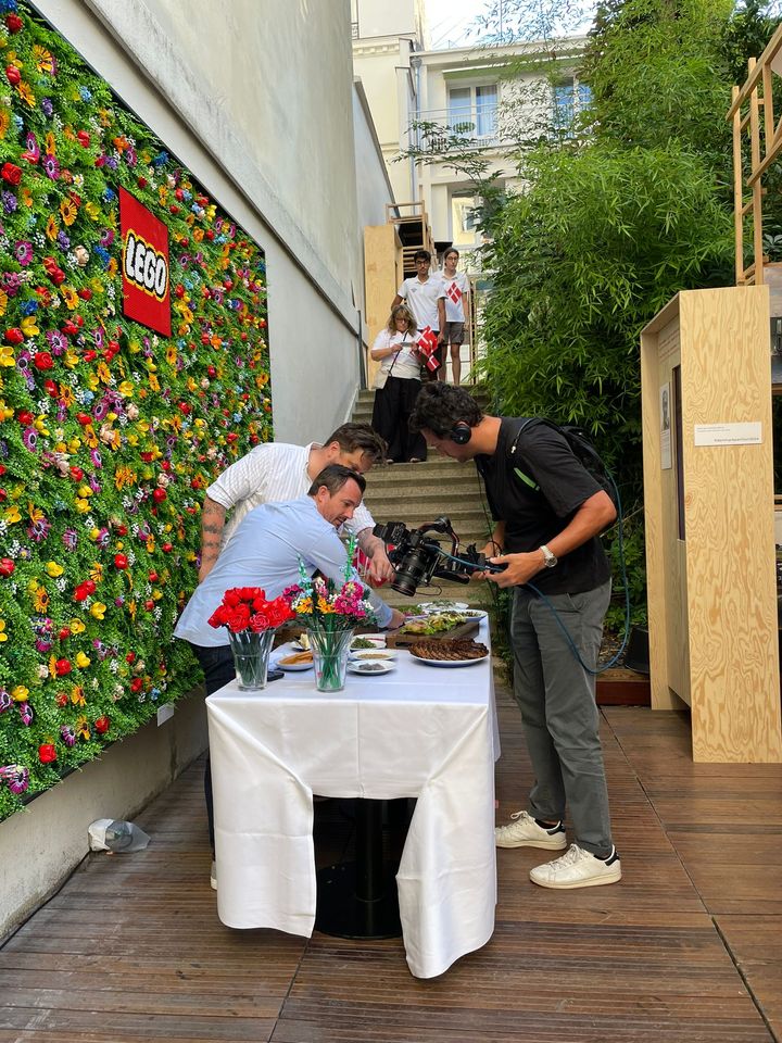 Journalisten Loïc Ballet besøgte Den danske pavillon i Paris, hvor han fik en introduktion til smørrebrød af den dansk-franske kok Yves Le Lay, der står bag den succesfulde restaurant à terre i København.