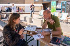 Foto fra det netop afsluttede projekt ’Sammen om verdensmål’, hvor 36 folkebiblioteker siden 2021 har engageret og mobiliseret voksne over 60 år omkring FN’s verdensmål i lokale fællesskaber.