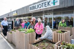 Foto fra det netop afsluttede projekt ’Sammen om verdensmål’, hvor 36 folkebiblioteker siden 2021 har engageret og mobiliseret voksne over 60 år omkring FN’s verdensmål i lokale fællesskaber.