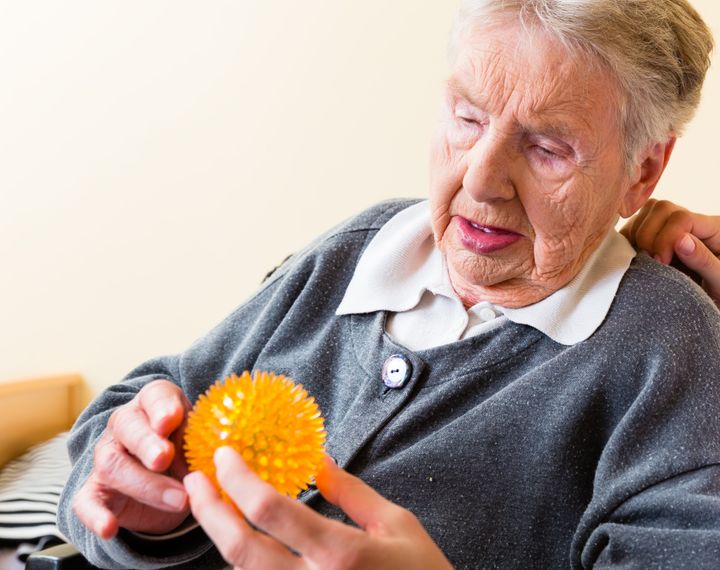 ”Det positive situationsarbejde handler om at arbejde kreativt og åbent med de situationer, der opstår i hverdagslivet med demens. En af måderne, fagfolk kan gøre det på, er ved at ’så et frø’. Det vil sige, at de lægger noget ud i nærmiljøet, der kalder på engagement og interaktion”, siger Rasmus Dyring, ph.d. og lektor i filosofi ved Aarhus Universitet.