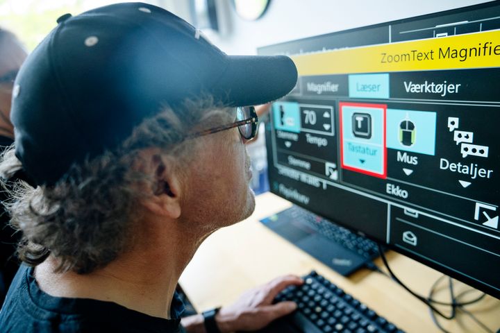 En svagsynet borger, som træner synskompenserende software på en computer, hvor skærmindhold bl.a. kan forstørres og farverne kan ændres.