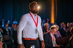 Mike Valencia på vej på scenen for overrækkelse af prisen