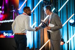 Mike Valencia overrækkes EY Inspirationsprisen