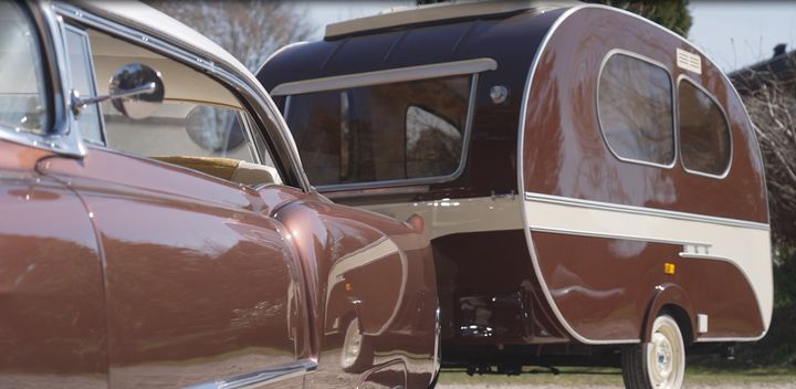 Michaels Cadillac Coupé DeVille, 5,4 er fra 1955 og har kørt 1.200 kilometer. Den har to døre. Campingvognen er fra 1965. Foto - DBA Guide
