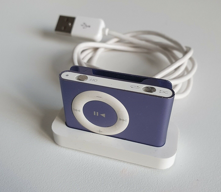 Heidi fra Brøndby Strand har i skrivende stund denne lille iPod - nemlig en lilla anden generation lilla iPod Shuffle, som rummer 1 gigabyte - til salg her på DBA for den nette sum af 200 kr. Foto - DBA Guide
