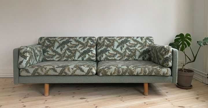 5.500 kroner skal du punge ud med, hvis du vil have en grøn sofa med palmer. Den ejer Nina, der dog har brugt DBA til at finde en ny ejer til sofaen. Nina bor i København N. Foto - DBA Guide