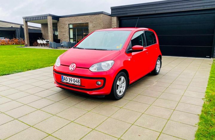 Nanna har denne røde VW UP til salg lige nu. Hun håber at få 69.900 kr. for den. Bilen er fra 2013 og har kørt 3700 km. Foto - DBA Guide