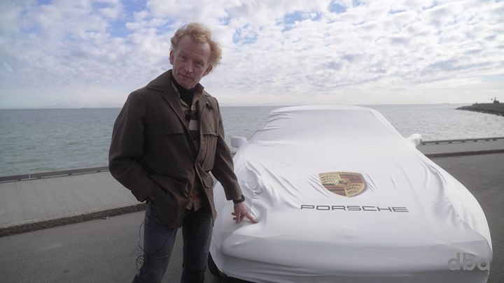 50-årige Søren Essendrop fra Hellerup har denne Porsche 928 til salg på DBA. Foto - DBA Guide