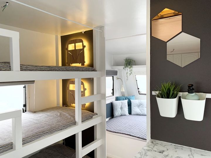 Det færdige resultat. I campingvognen er der plads til den store familie, for køjesengene er med til at udnytte alle kvadratmeterne. Foto - DBA Guide