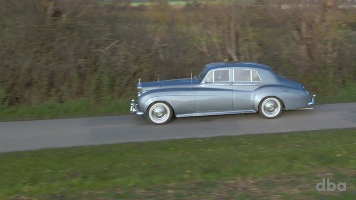 Den gamle intrukstionsbog til bilen følger med, hvis du køber Claus' Rolls Royce. Her kan du bl.a. få et overblik over de elektriske komponenter i bilen. Foto - DBA Guide