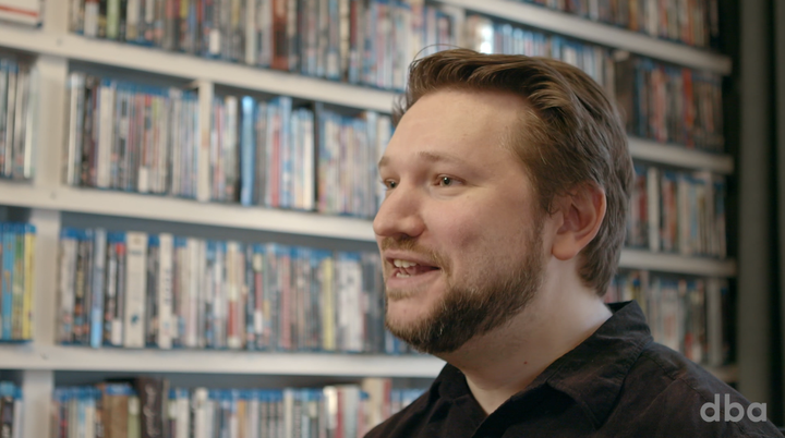 Måske du kan genkende Johans karakteristiske grin. Han har nemlig lagt stemme til en figur i Emoji-filmen. Foto - DBA Guide