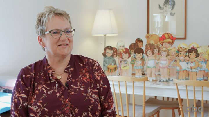 Store Marie, Lille Marie, Sorte Marie hedder nogle af de påklædningsdukker, Mosterlise samler på. Foto – DBA Guide