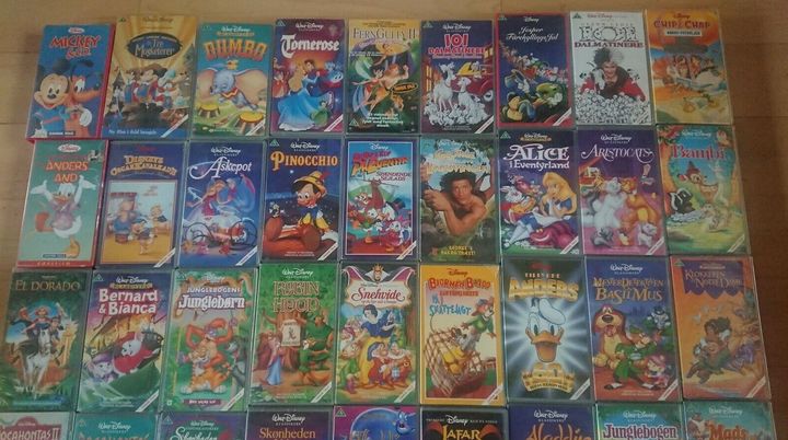 Diverse VHS-film, som lige nu er til salg på DBA. Foto - DBA Guide