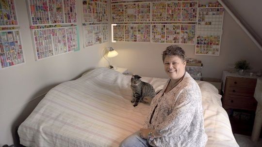 40-årig Stine Sisse Hansen fra Jægerspris med katten Pepsi. Stine har samlet på viskelædere, siden hun var 5 år. Foto: DBA Guide