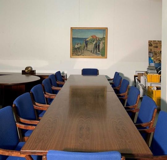 Det store palisander konferencebord med tilhørende 14 stole har Karsten Ree til salg på DBA for kun 1.999 kroner. Det blev benyttet på DBAs oprindelige hovedkontor. Karsten Ree synes selv, det er "forrygende billigt" for stole-bord-sættet: 'Jeg fatter faktisk ikke, at det ikke er solgt', siger han.