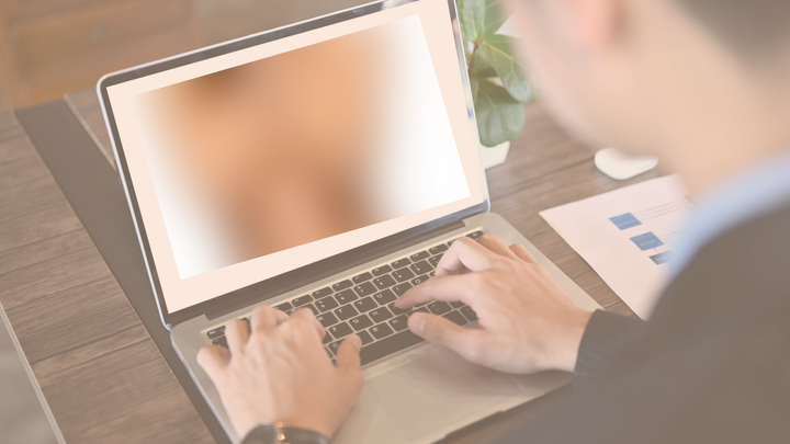 Google og Bing fjerner ikke hjemmesider med manipuleret seksuelt materiale fra deres søgeresultater, selvom organisationen Digitalt Ansvar har anmeldt en række søgeresultater med hjemmesider, der bl.a. lokker med manipulerede pornografiske videoer af kendisser.