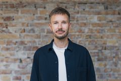 Det er et portrætbillede af Ask Hesby Holm, der er direktør i Digitalt Ansvar