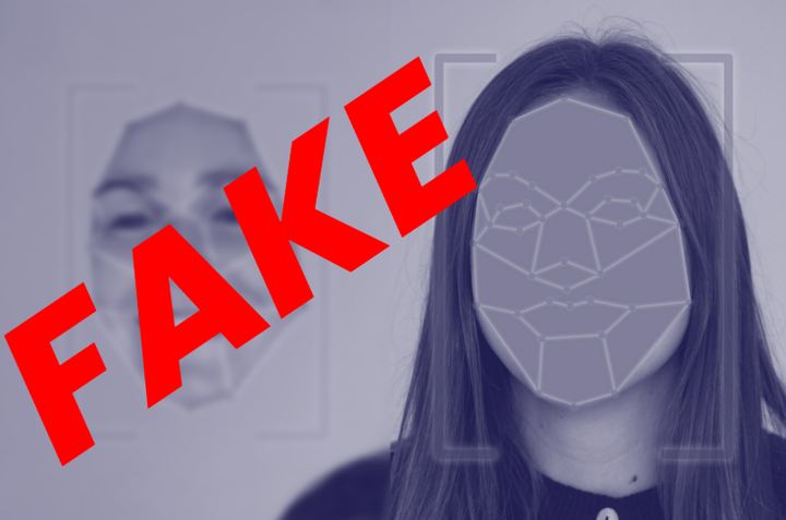 Billede af et ansigt med geometriske mønstre, overlejret med ordet "FAKE" i rød tekst.