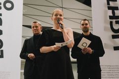 Martin Delfer (tv), CEO i DDC - Dansk Design Center, Sarah Lærke Stevens, CEO i Design denmark, og Kaave Pour (th), Head of Jury